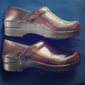 Sanita EU39 leather clogs
